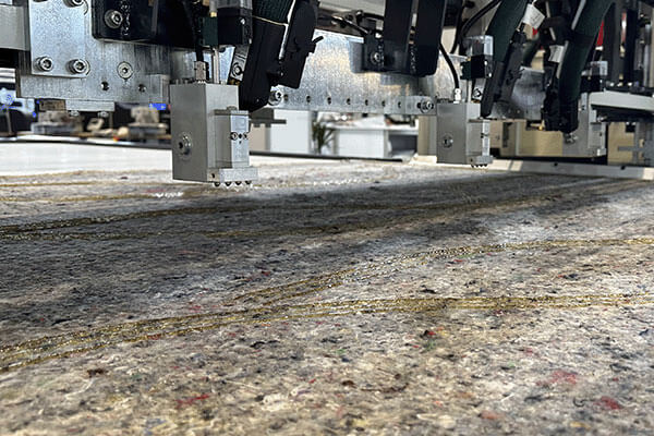 采用 Duero 喷枪，高效实现床垫框架与芯体喷胶。