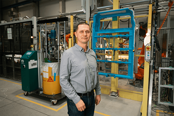 High-quality gluing of battery covers | Robatech