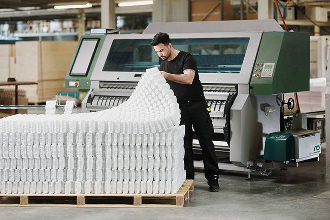 独立袋装弹簧喷胶系统，可轻松适配不同弹簧高度。