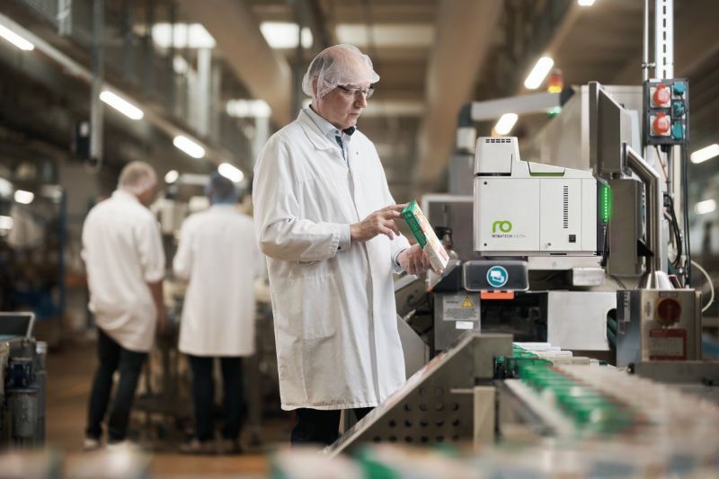 PrimaryPrimary packaging precisely glued with the Vision adhesive melter, the Performa heated hose, and the SpeedStar electric jetting head-Packaging