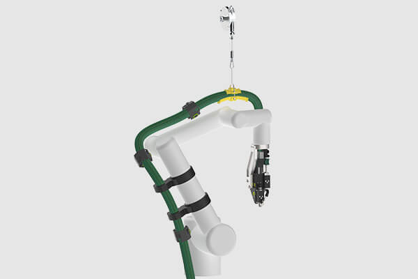 Aplicación de adhesivos asistida por robots con un sistema de aplicación de adhesivos Robatech que incluye el cabezal Delta, kit de integración y un cobot.