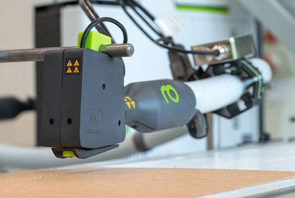 Volta elektrikli jetleme kafası, 2,5 mm’ye kadar nokta ve şerit uygulamaları için. Kontrol modülü, Performa ısıtmalı hortuma sabitlenmiş şekilde ayrı olarak konumlandırılmıştır.